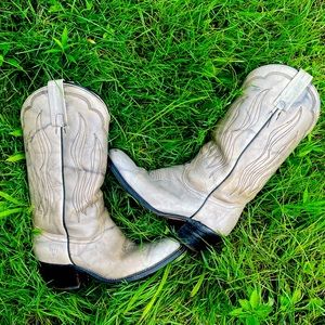 VTG cream colored Frye boots size 9 size wide